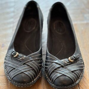 Clarks Women’s Black Leather Slip On Flats with Buckle Detail - Size 7.5 M